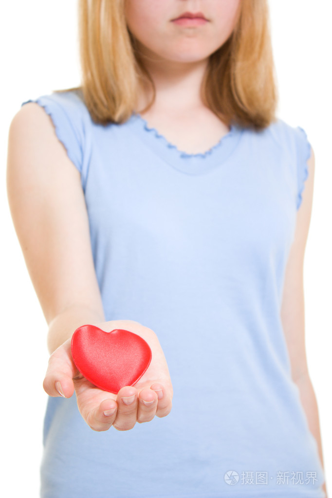 一个白色背景上有心脏的女孩