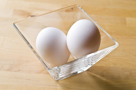 两个生的新鲜白鸡蛋在碗里