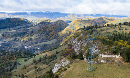 山谷的看法与村庄在喀尔巴阡山山脚下不远处的城市麸皮在罗马尼亚
