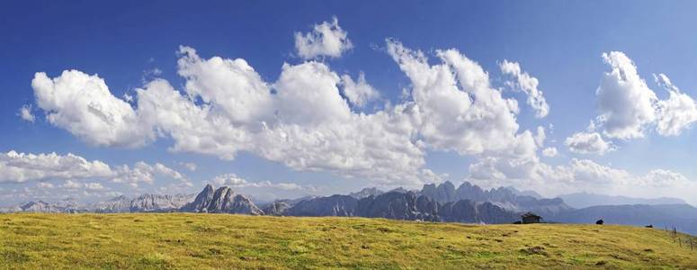 全景视图从 Aferer Alm 高山 Plosen 山, 与后格斯勒组和 Peitlerkofel 山, Wuerzjoch 