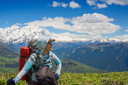 疲倦的妇女旅行者站立在高山高原