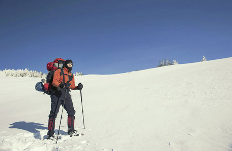 带着背包和帐篷冬季登山活动