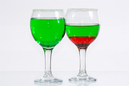 两杯绿色和红色的酒