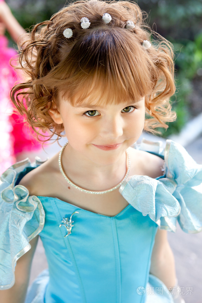 一个穿蓝色衣服的漂亮女孩的肖像