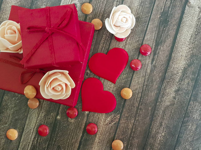红心, 礼品盒木背景, 糖果