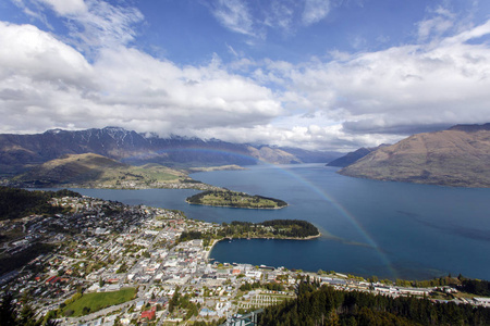 新西兰南岛皇后镇上空的彩虹.