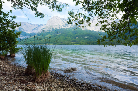 高山夏季湖景