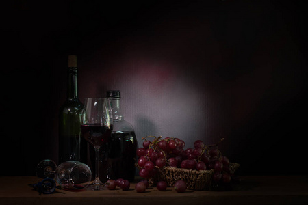 静物，葡萄树的葡萄与葡萄酒木制的桌子上