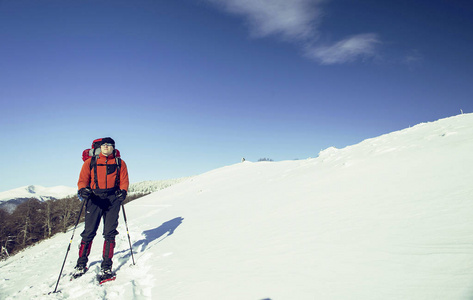 带着背包和帐篷冬季登山活动