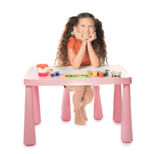 小可爱的女孩画在桌上白色背景