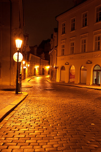 布拉格街道美丽的夜景图片