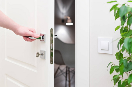 现代白门镀铬金属手柄和男子的手臂照片