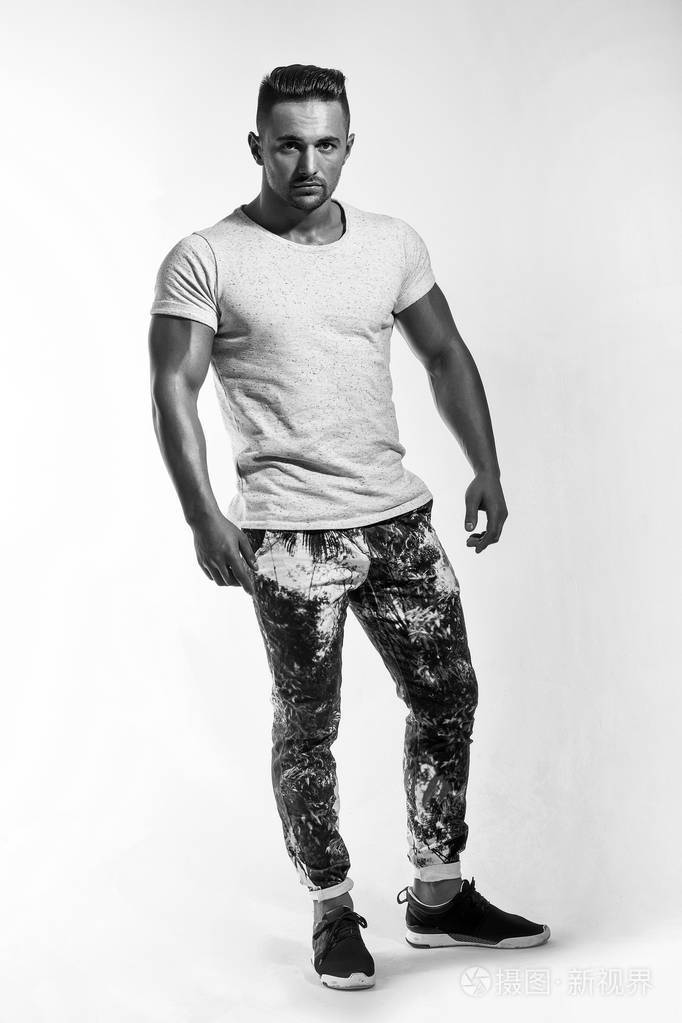 英俊的时尚男人或肌肉发达的男子气概与性感肌肉躯干身体分离中裤子和