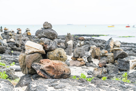 石塔上玄武质岩石在济州岛挟才海水浴场