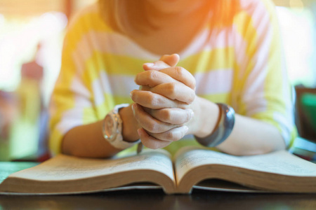 早晨在圣经上祷告的妇人.青少年手与 b照片