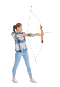 年轻女人练习射箭