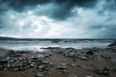 海滩上的垃圾, 印尼巴厘岛的环境污染。暴风雨就要来了水滴在镜头上