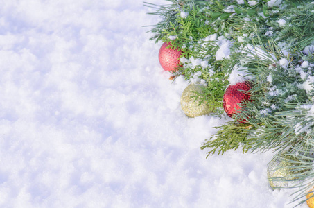 圣诞节背景与球装饰和雪