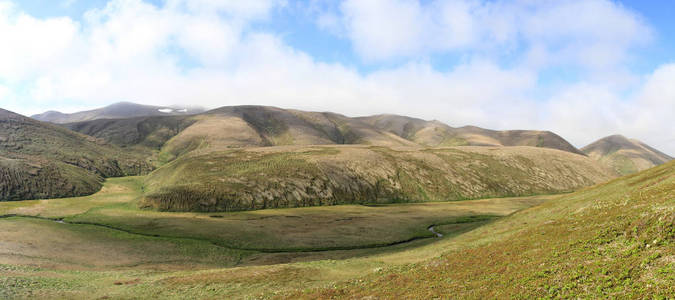 岛上的山丘和河的山谷全景