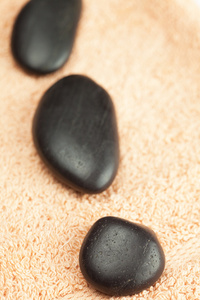 毛巾上的黑色温泉石