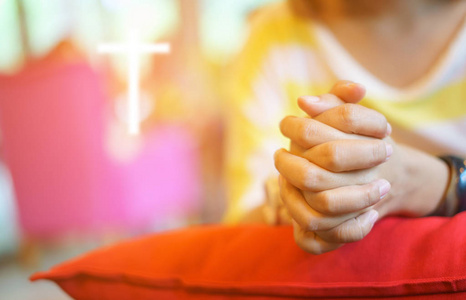 祷告的手图片