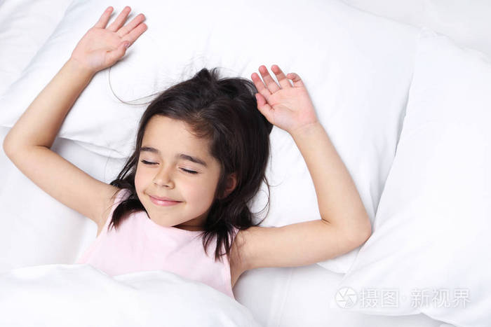 漂亮的小女孩,在白色的床上睡觉