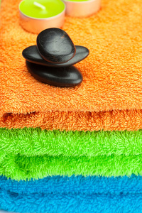 三条彩色浴巾的背景黑色水疗中心