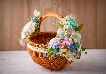 设计师的篮子里装饰着花朵。为庆祝复活节及其他假期柳条篮子