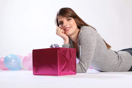 美丽的生日女孩等着打开礼物