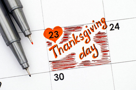 在日历与两支钢笔提醒感恩节这一天