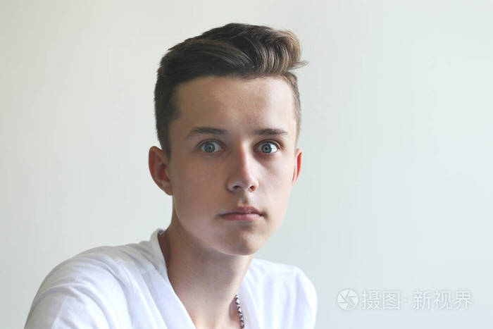 大眼睛的年轻严肃认真的人