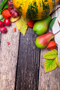 感恩节背景与秋季水果和葫芦仿古木制的桌子上。秋天的收获。顶视图。复制空间。感恩节的框架