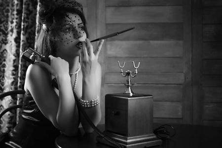 女人抽烟的一家咖啡馆的水烟两个性感的女人坐在餐厅里抽烟可爱的女人