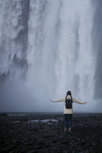 女孩跑到 skogafoss 瀑布