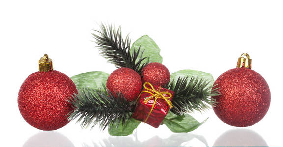 传统的圣诞装饰与冷杉树枝, 红色球和小礼品盒组成的白色背景隔离