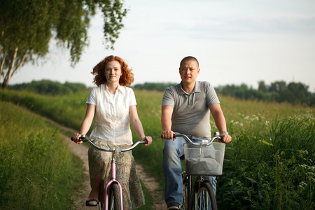 快乐的年轻夫妇骑自行车