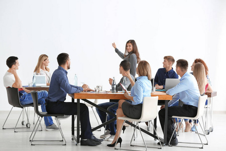 参加研讨会的商务培训人员小组照片