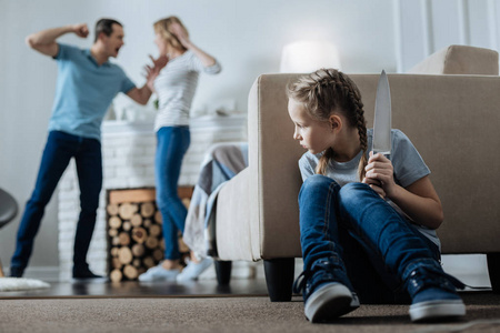 他刚听到一个有趣的笑话关在上面照片关于欢乐的小孩和女孩垂在头两侧