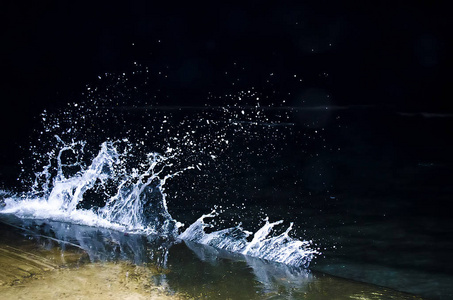 在黑海上溅起波浪