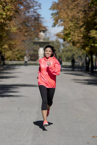 赛跑者体育妇女在秋天运动服赛跑和训练