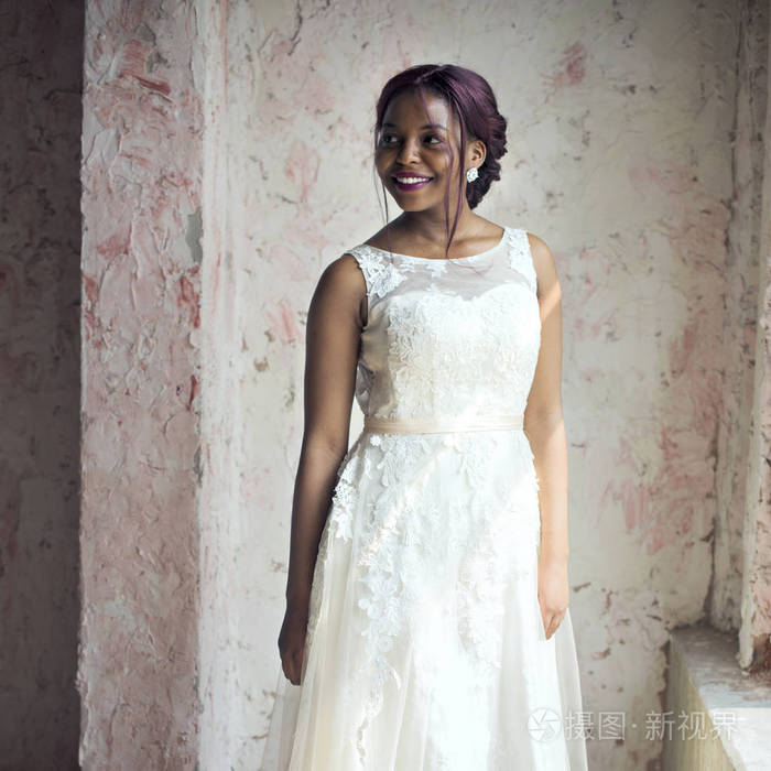 非洲后裔新娘在白色婚纱礼服欢快原来的photoset