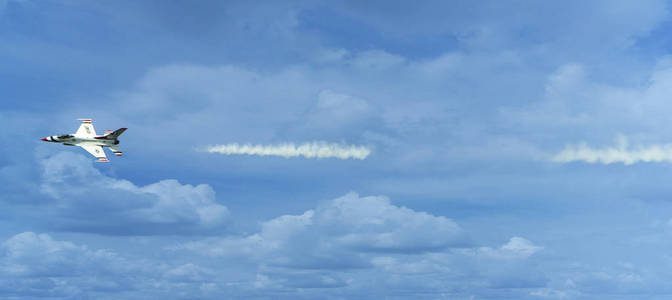 军用喷气式战斗机在蓝天下飞驰