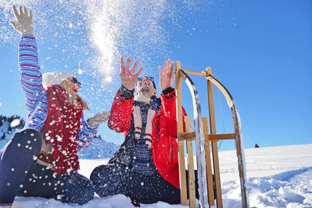 小两口滑雪橇和享受阳光明媚的冬日