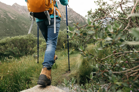 一个女人背着背包在高山上徒步旅行