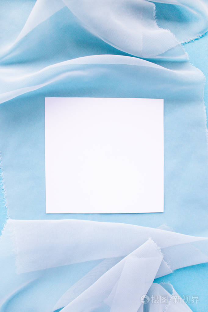 白纸空白的雪纺布上的淡蓝色粉彩背景