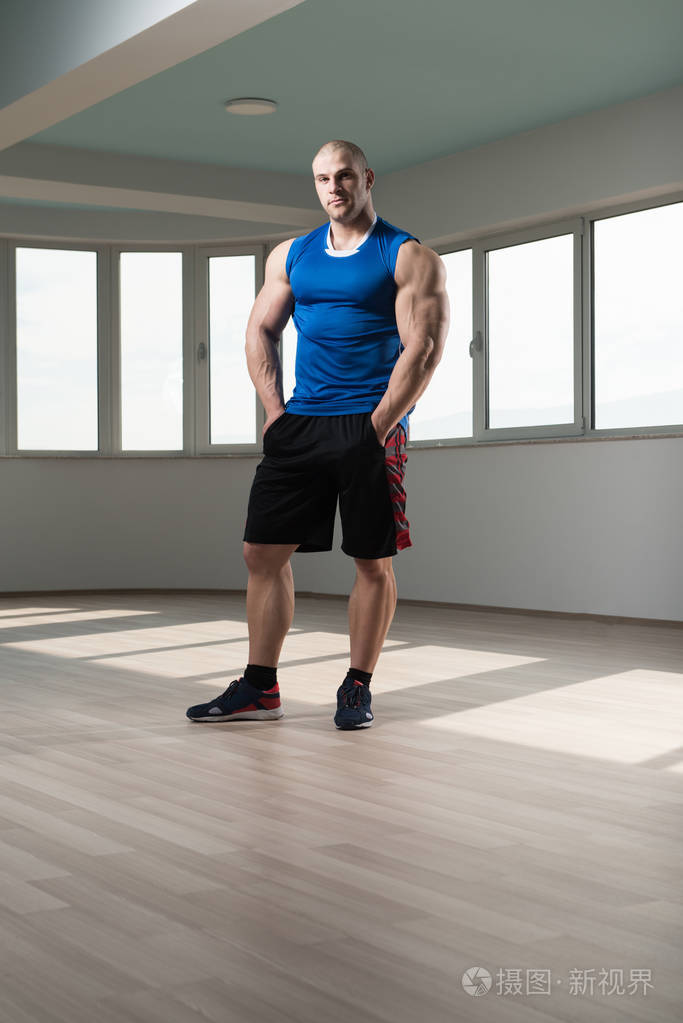 身体健壮的年轻人的画像