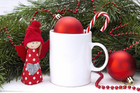 白色咖啡杯配圣诞装饰品和松树树枝