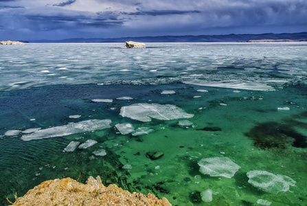 看上面的大美丽的贝加尔湖与冰浮冰漂浮在水面上, 俄罗斯