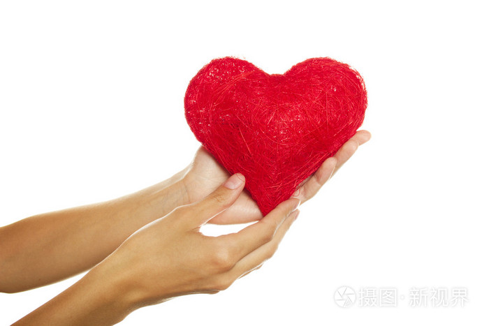 双手握着红心的女性