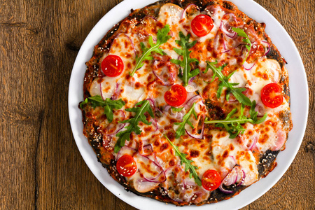 火腿, 乳酪和蕃茄的比萨在木背景